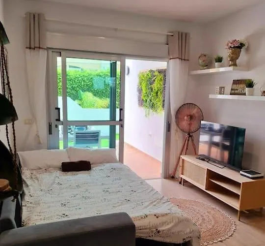 Homely In Modern Building With Pool Apartamento