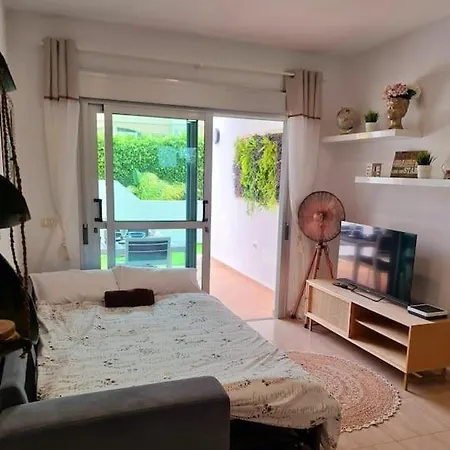Homely In Modern Building With Pool 公寓