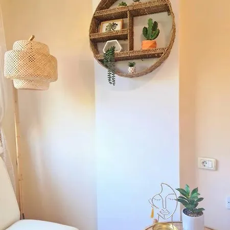 Homely In Modern Building With Pool דירה